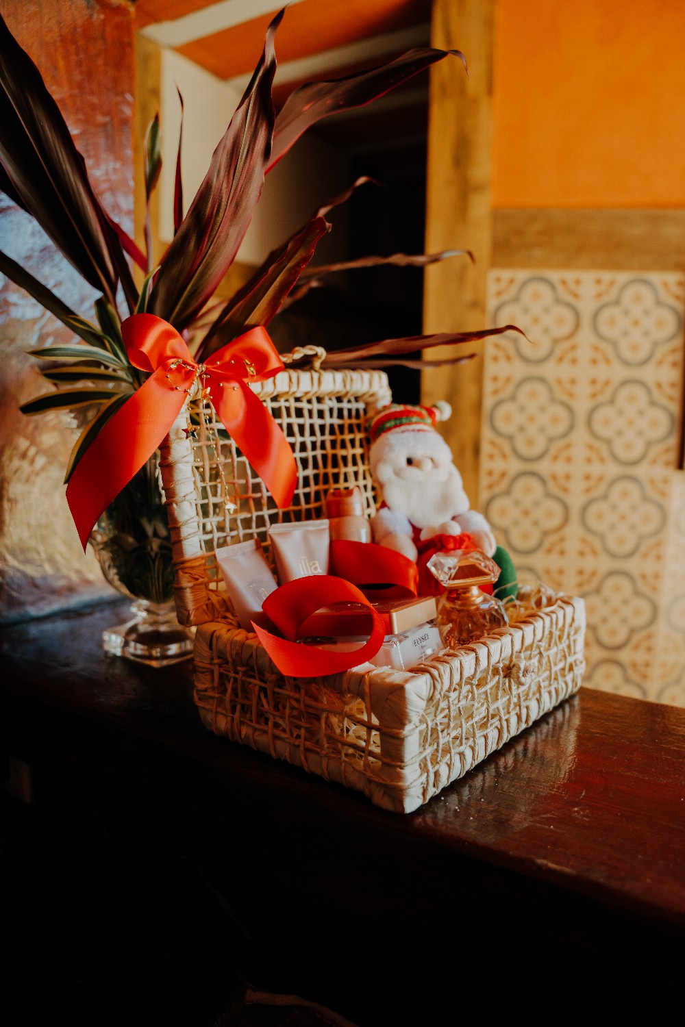 Maleta retangular, feito em fibra de palha de milho.