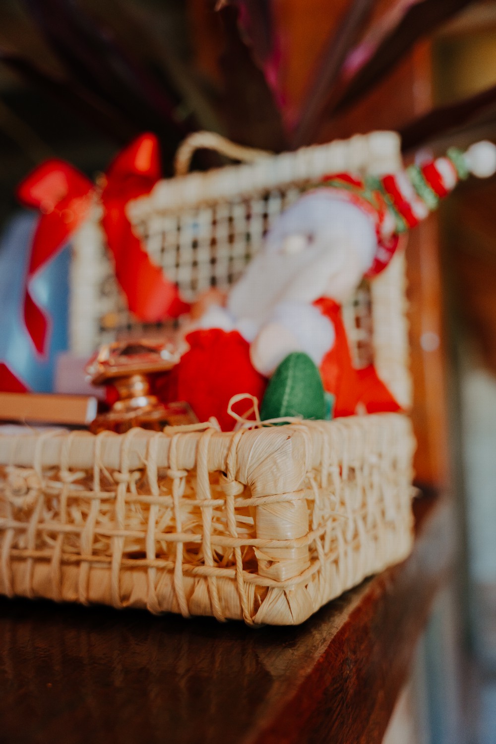 Maleta retangular, feito em fibras de palha de milho.