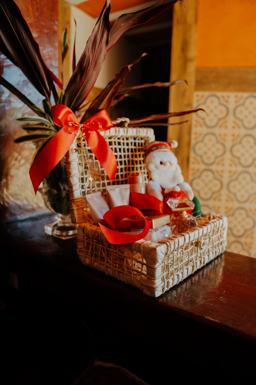 Maleta retangular, feito em fibra de palha de milho.