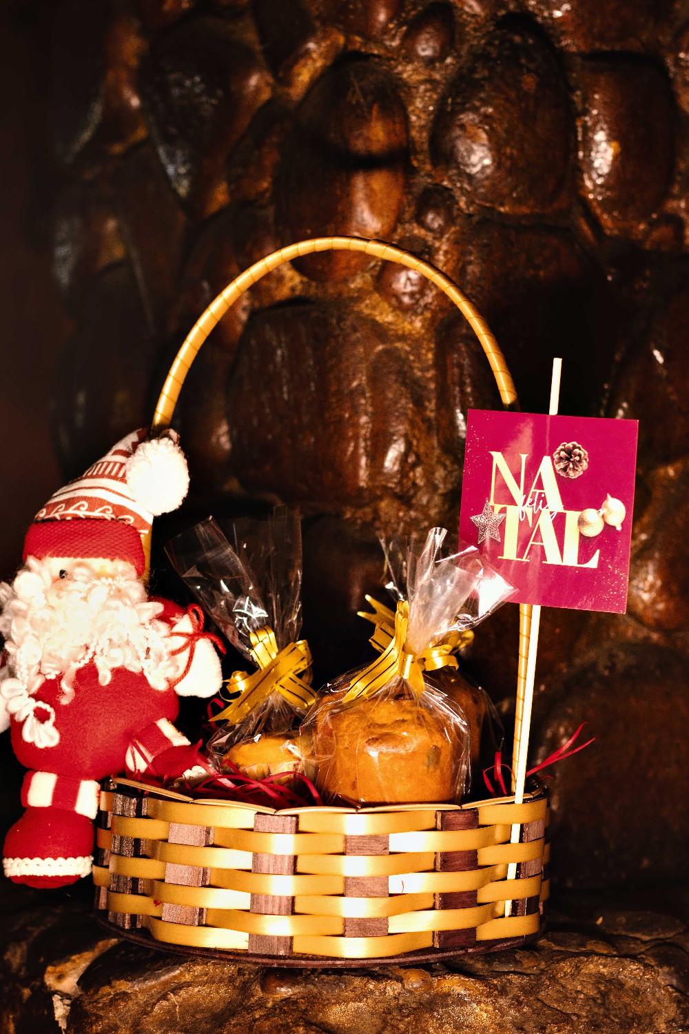 Cesta redonda de madeira de pinus e fibra sintética.