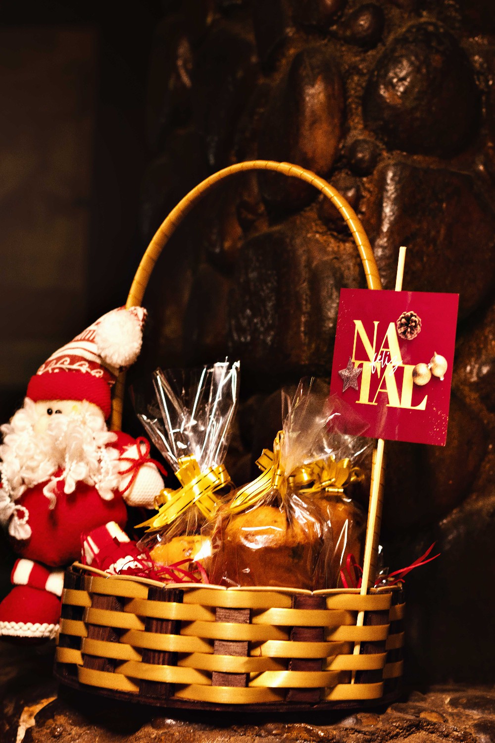 Cesta redonda de madeira de pinus e fibra sintética.