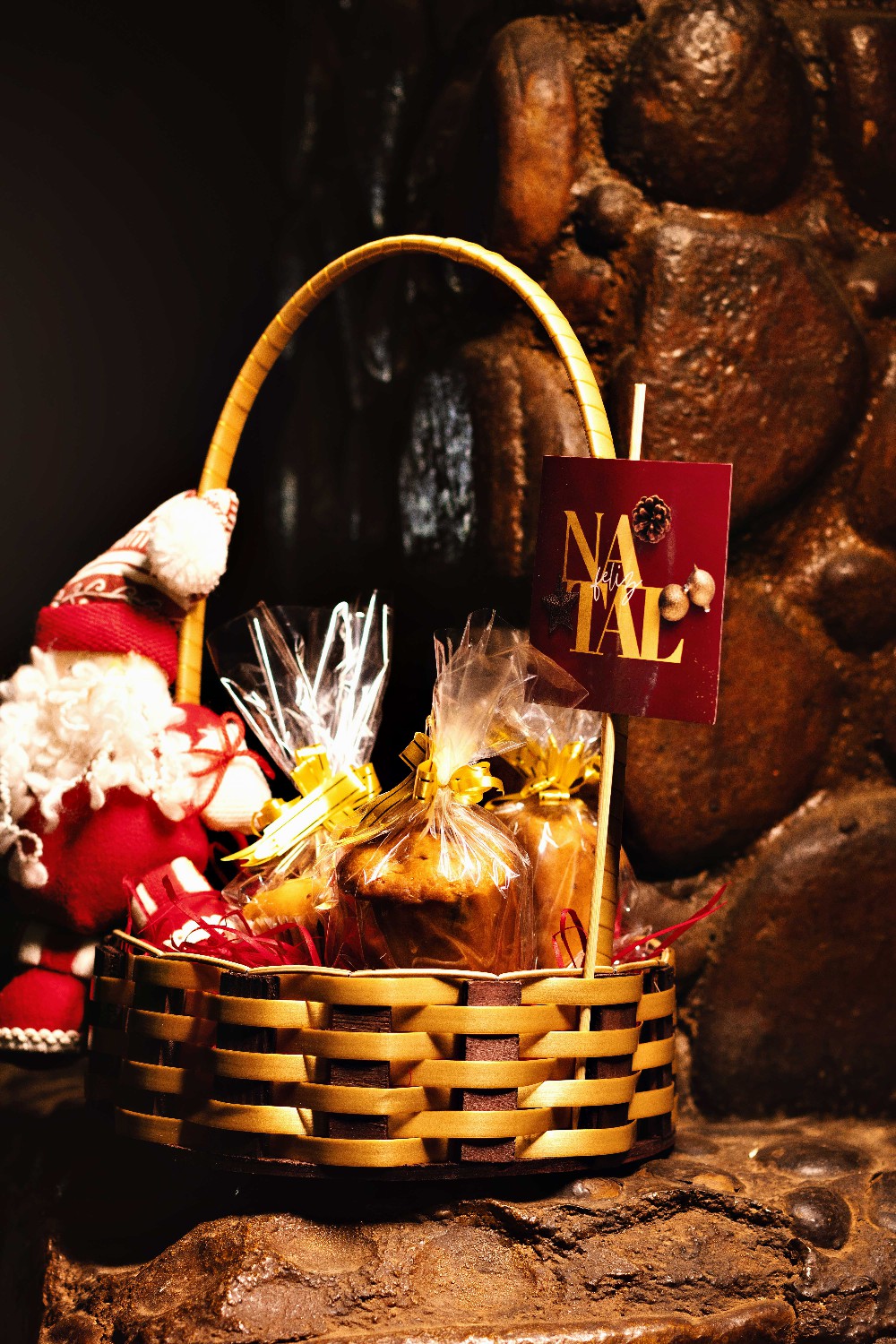 Cesta redonda de madeira de pinus e fibra sintética.