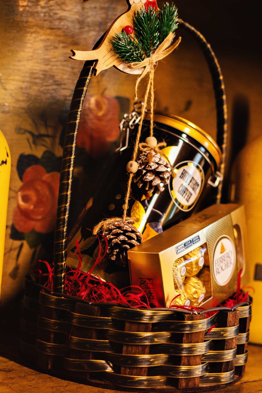 Cesta redonda de madeira de pinus e fibra sintética.