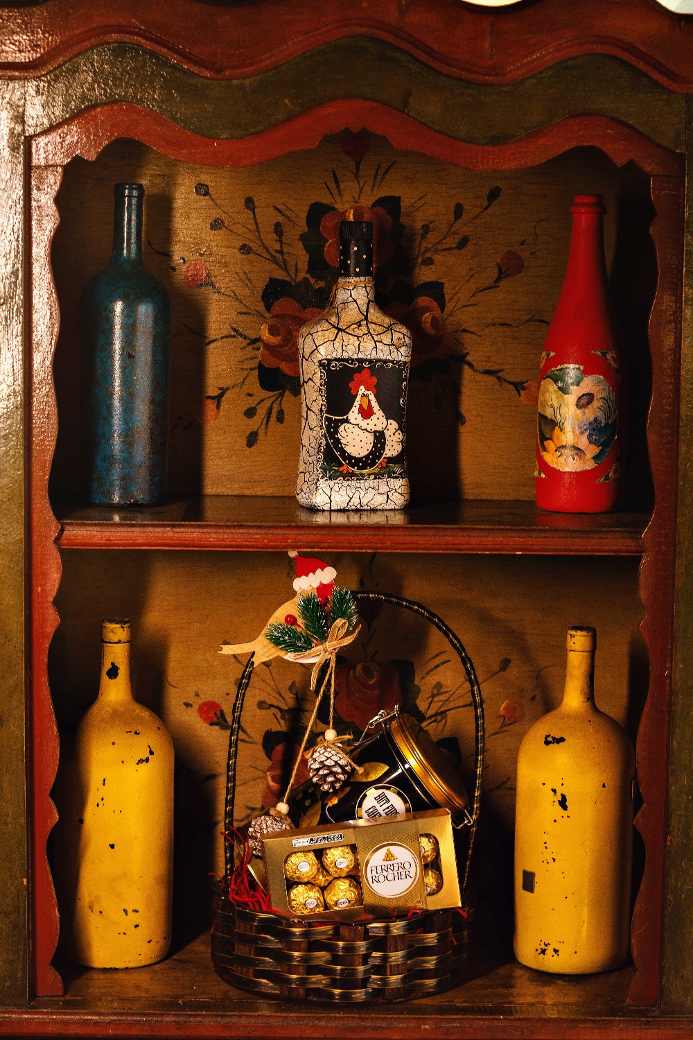 Cesta redonda de madeira de pinus e fibra sintética.