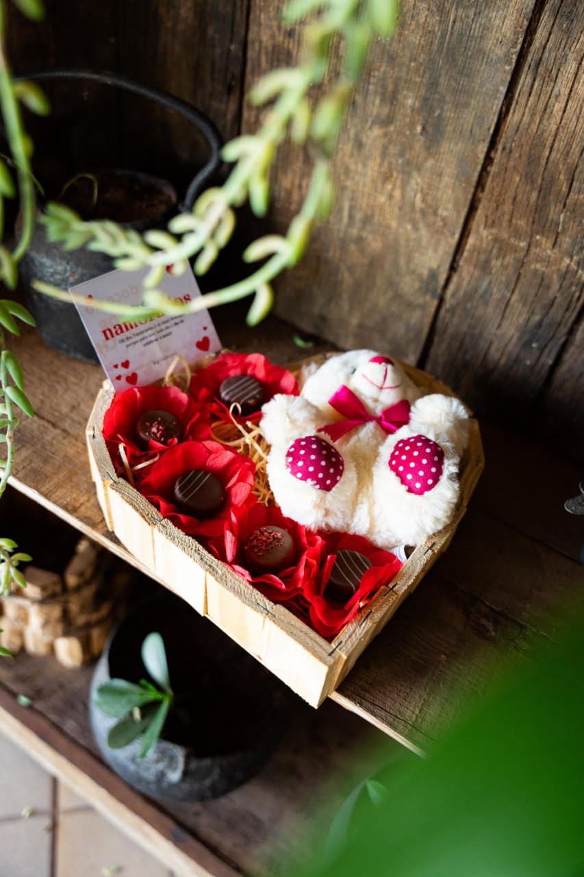 Coração feito de madeira de pinus.