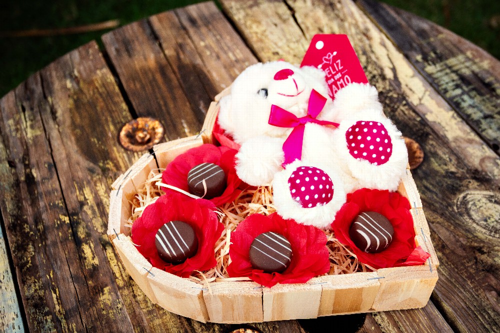 Coração feito de madeira de pinus.