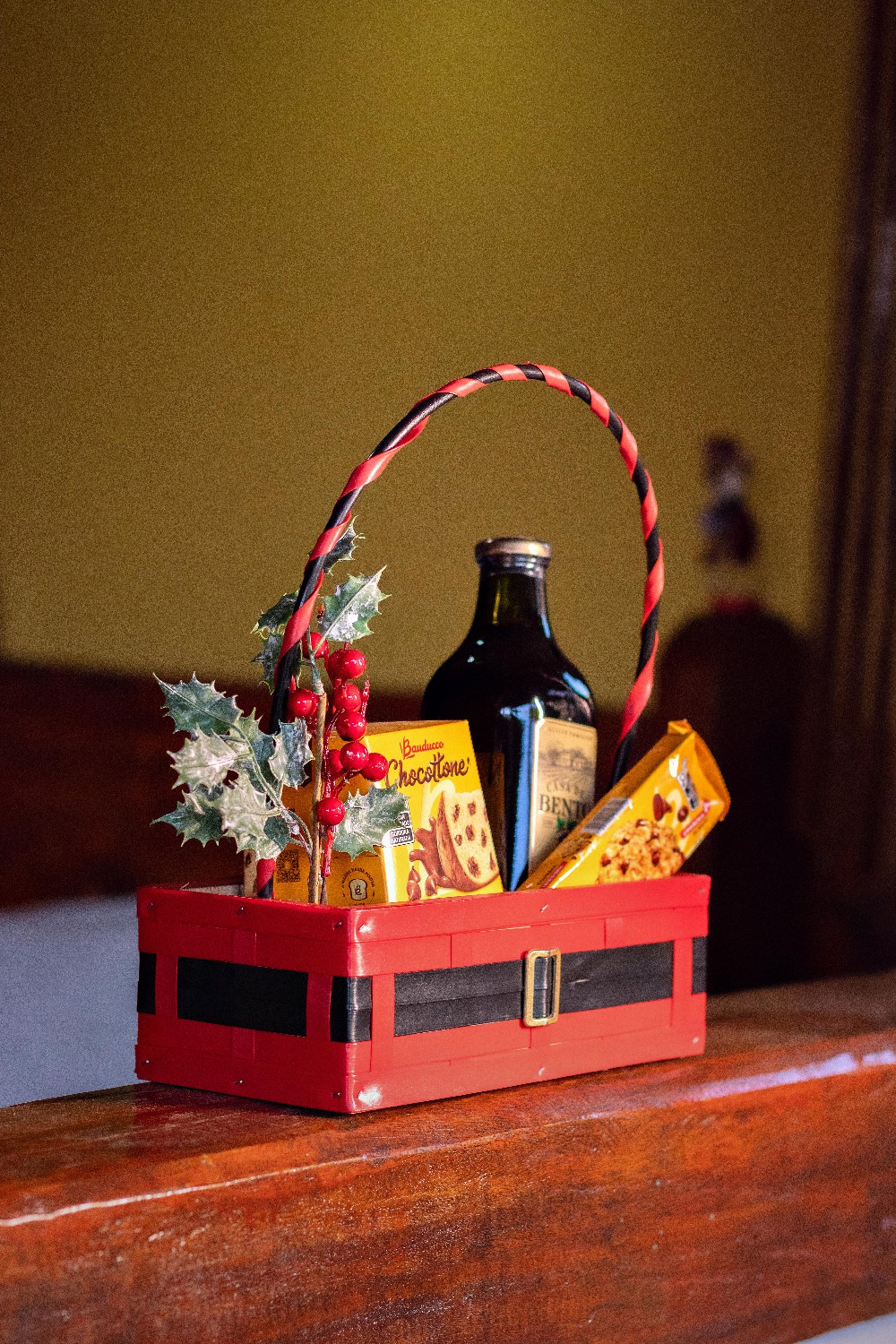 Porta violeta feita de madeira de pinus, revestido em fibra sintética.