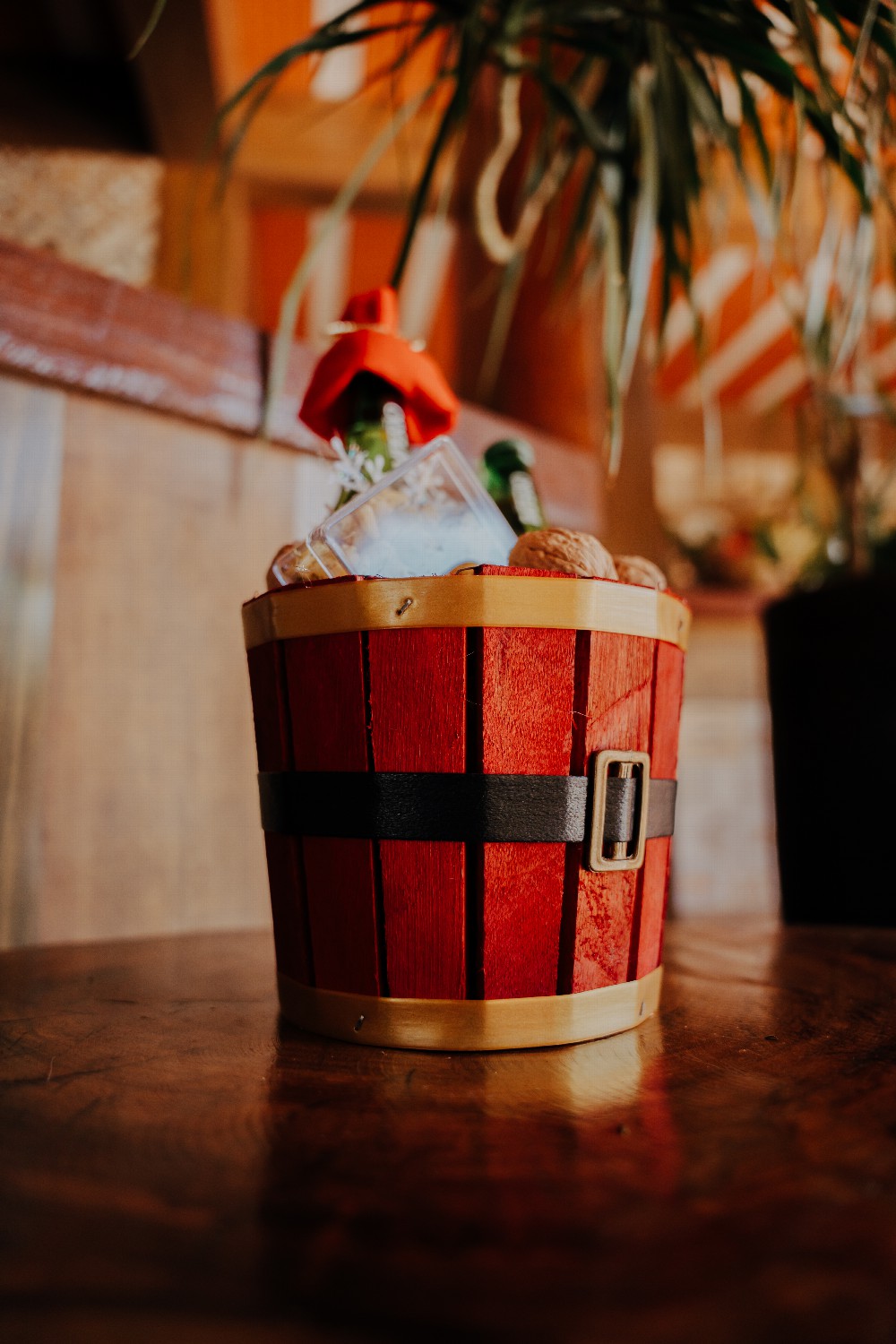 Cachepô modelo balde feito de madeira de pinus e revestido com fibra sintética.