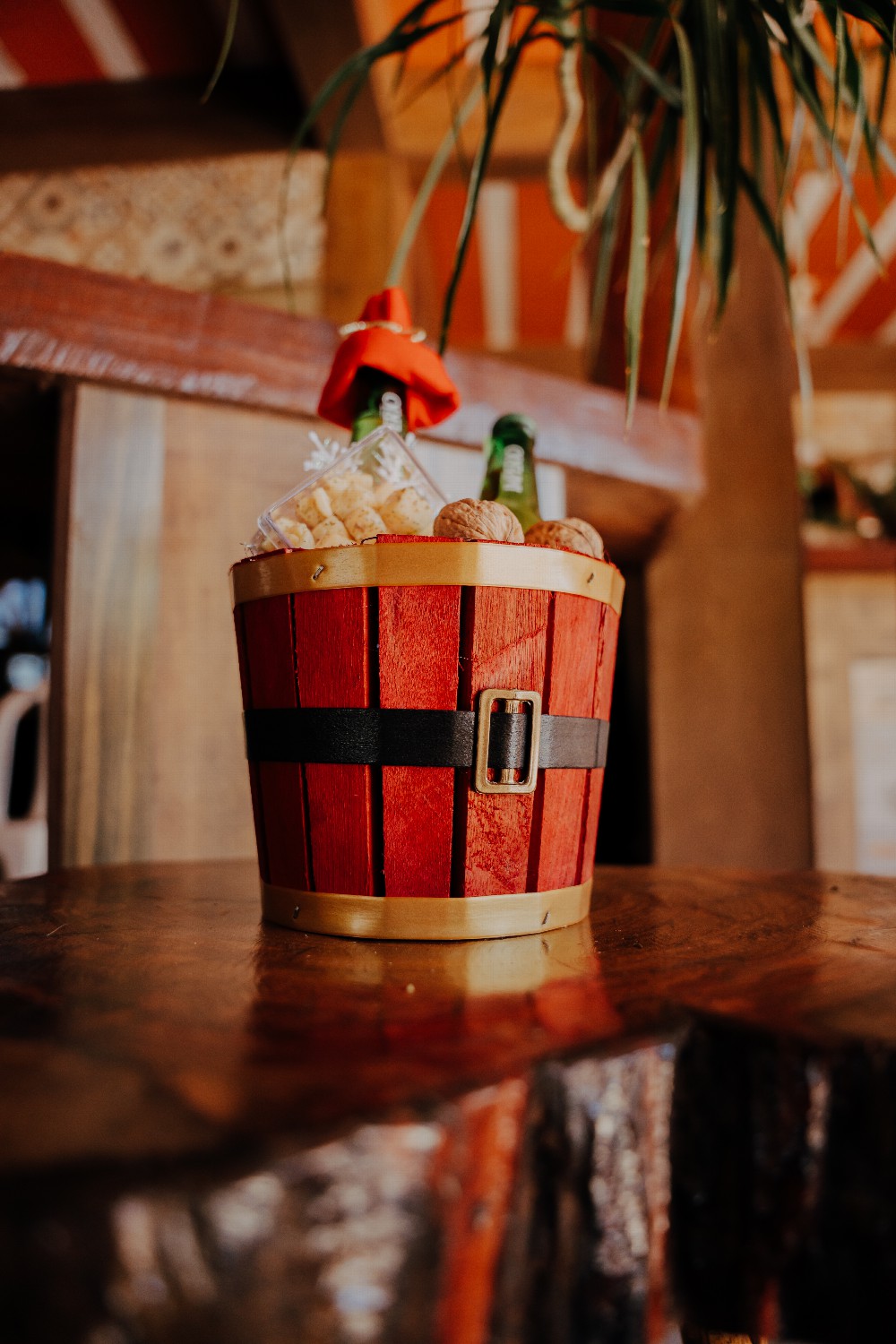 Cachepô modelo balde feito de madeira de pinus e revestido com fibra sintética.