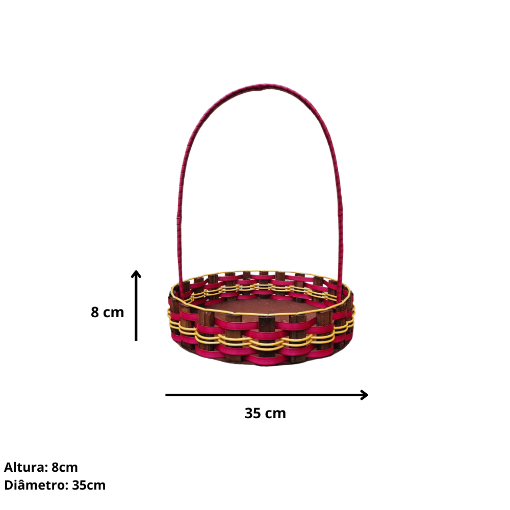 Cesta redonda de madeira de pinus e fibra sintética.