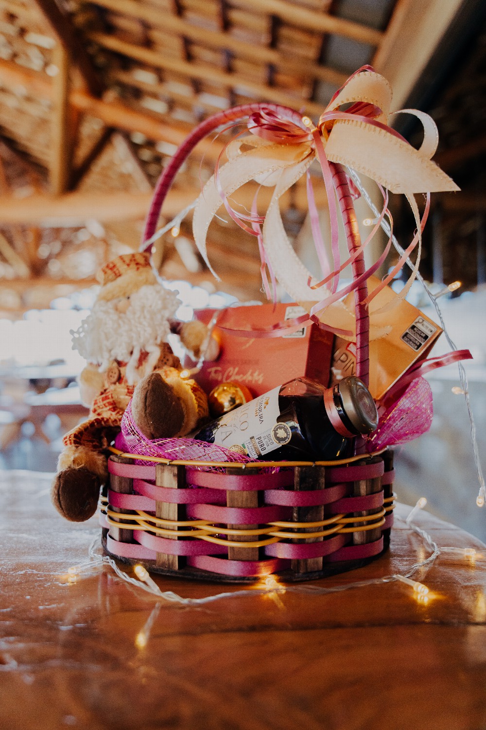 Cesta redonda de madeira de pinus e fibra sintética.