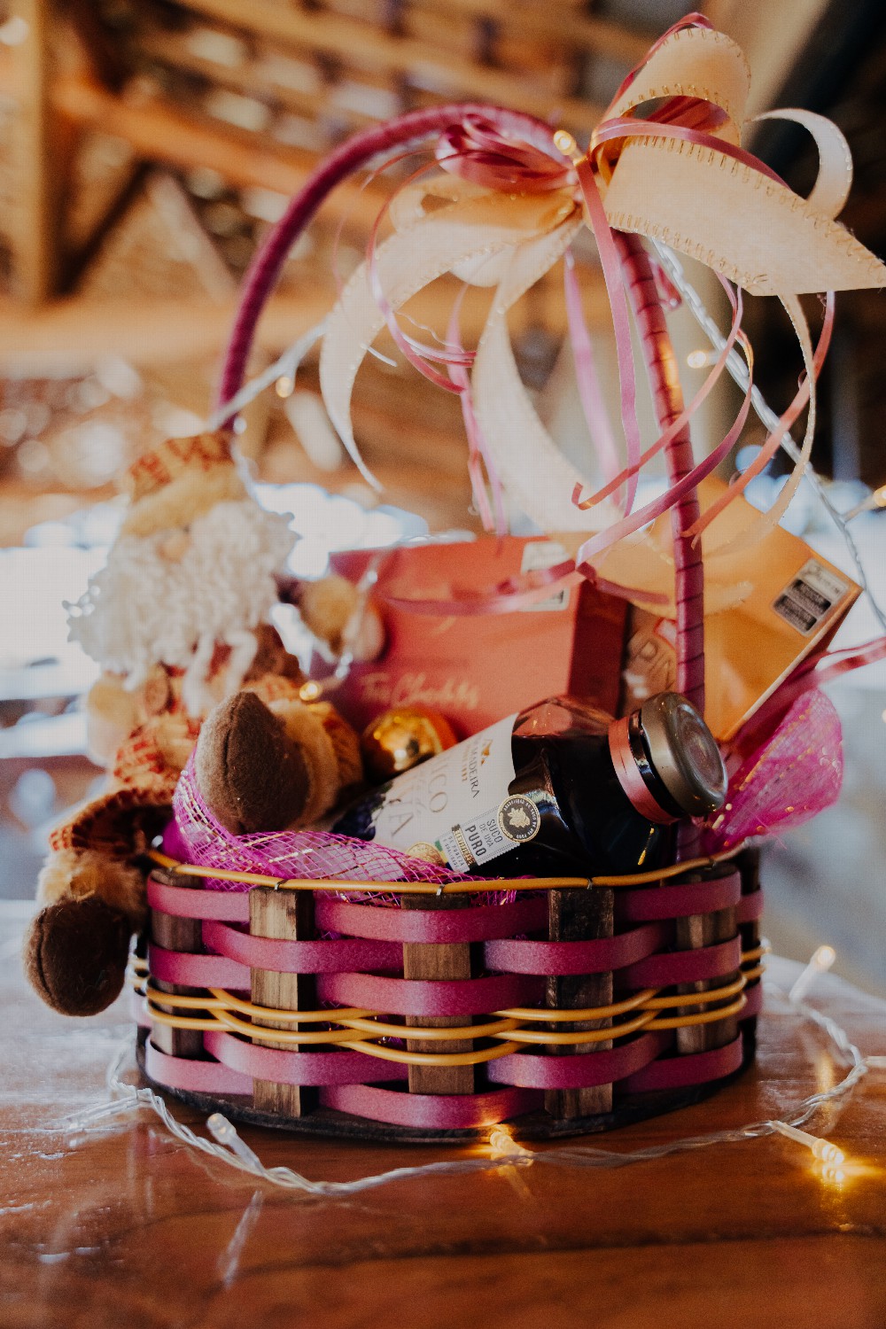 Cesta redonda de madeira de pinus e fibra sintética.